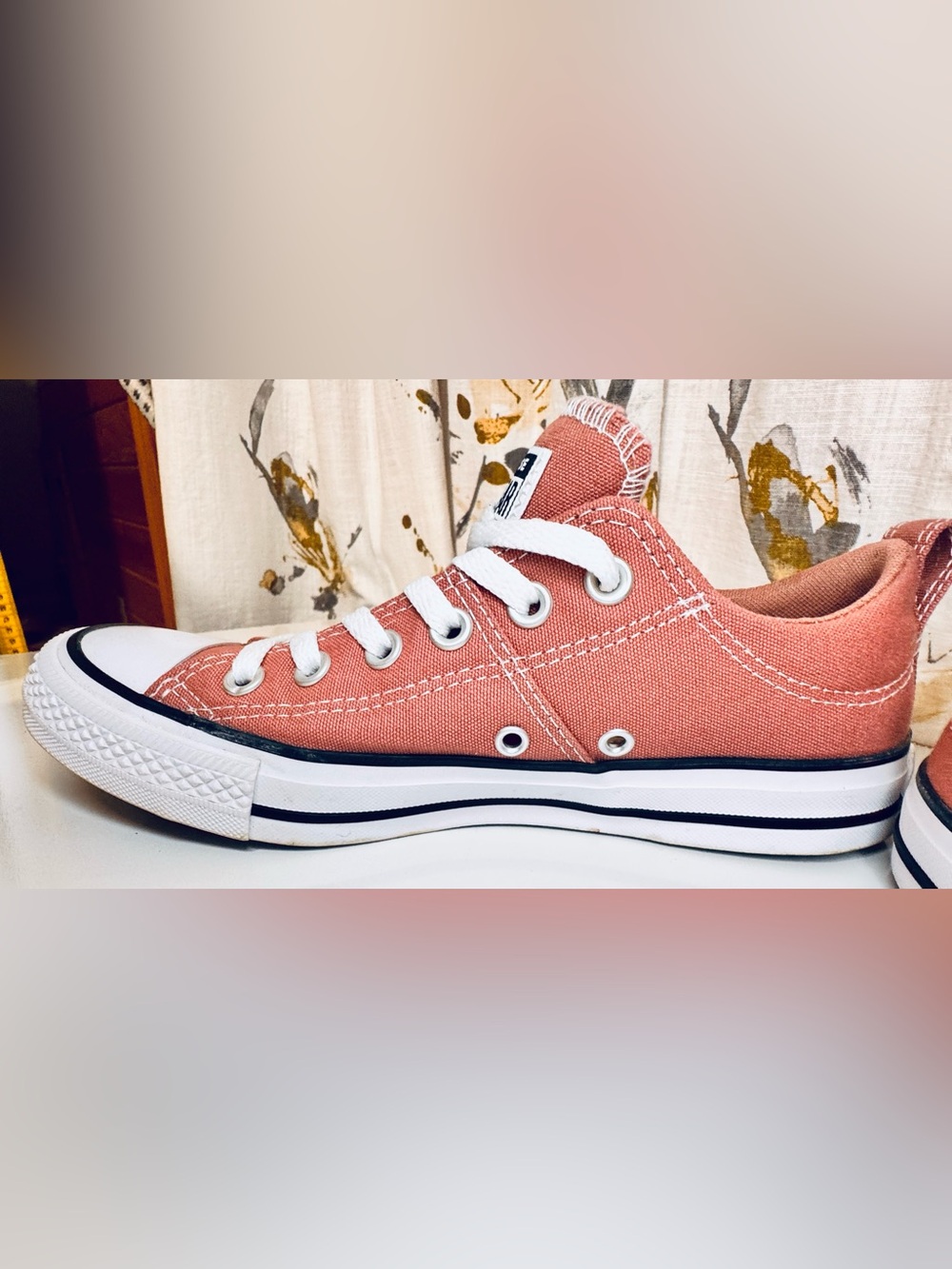 Converse All Stars Low Top Salmon Worn Twice Women’s Size 8 - Picture 3 of 9